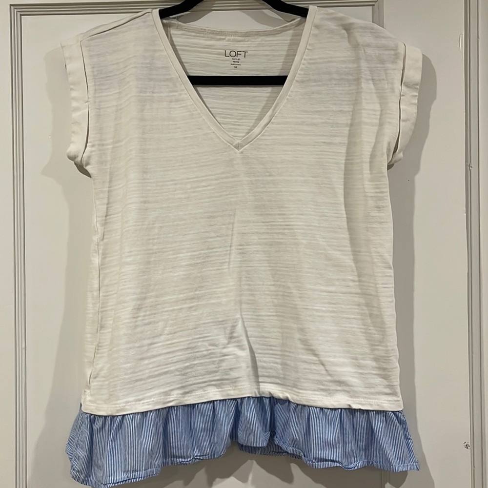 ✨3/$10✨ LOFT flowy white top